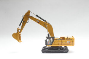 1:50 Cat® 395 Super-Large Next-Generation Hydraulic-Excavator (GP version), with 2 additional work tools Hammer and Shear